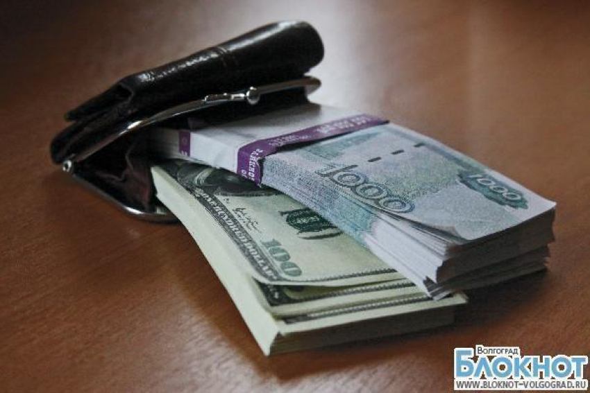 Волгоградскую пенсионерку ограбили на 2000 долларов и 2200 евро