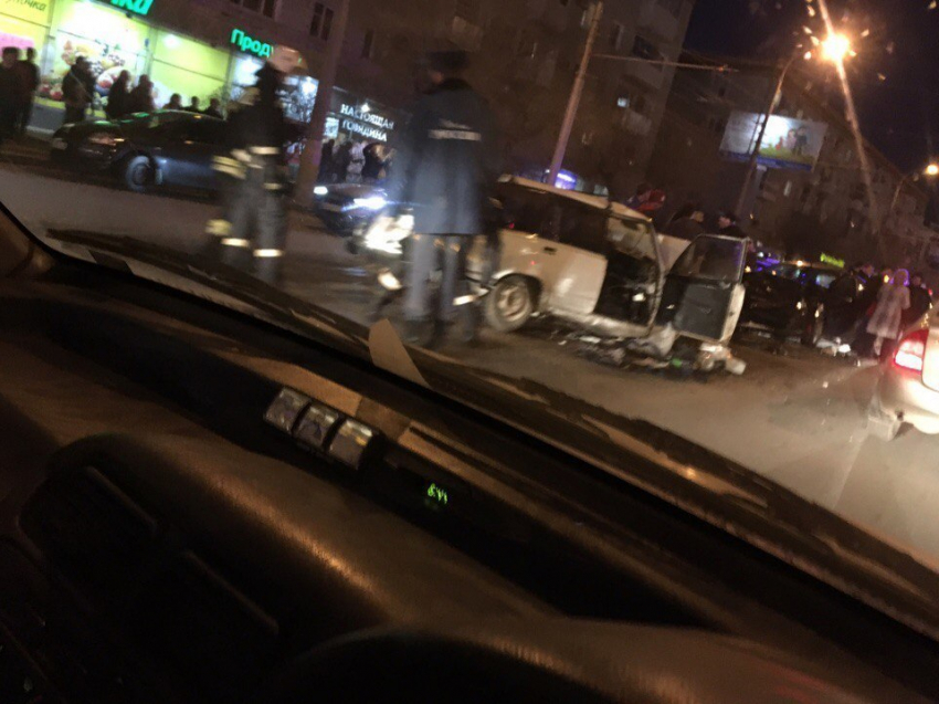 Две машины столкнулись лоб в лоб в центре Волгограда
