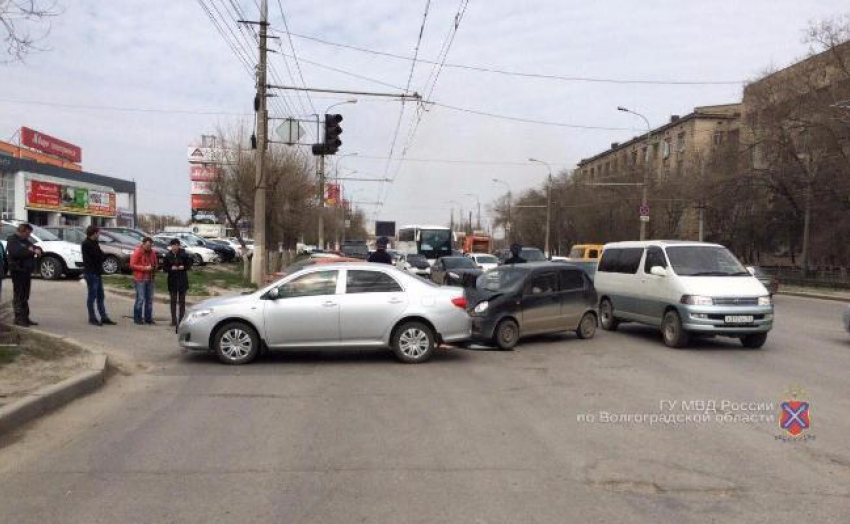 В Волгограде лихач на Toyota Corolla покалечил пассажирку Daewoo Matiz