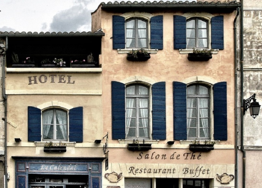 Мужчина выпал с балкона гостиницы в Волгоградской области