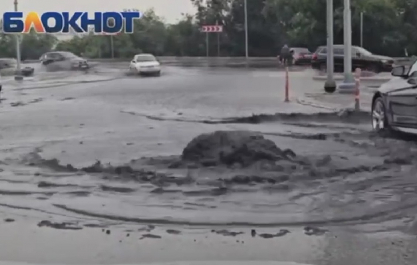 Черный канализационный гейзер топит дороги Волгограда - видео