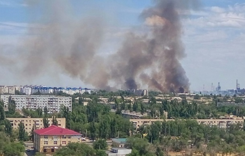 Спасатели ликвидируют крупный пожар на юге Волгограда