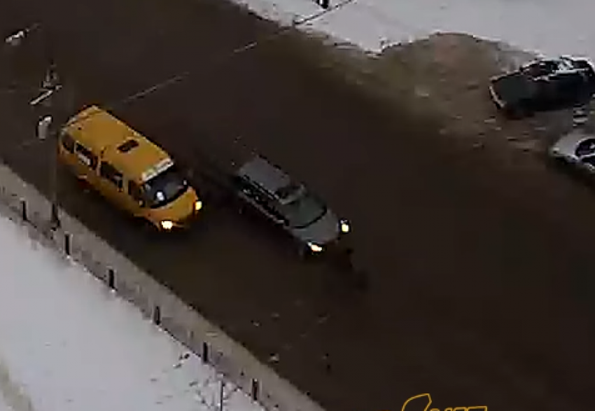 На видео попало ДТП с внедорожником, сбившим двух подростков в Волжском