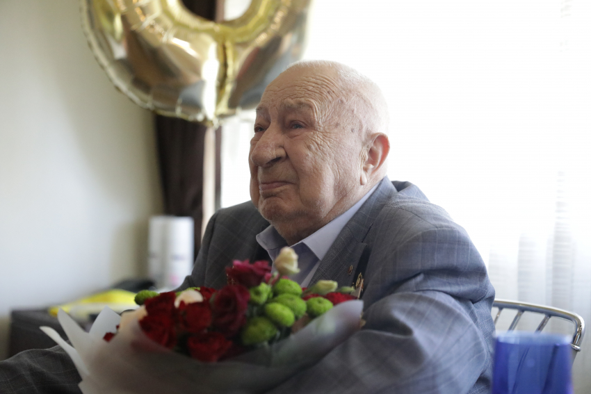 С пережившим Сталинградскую битву ветераном прощаются в памятный день в Волгограде