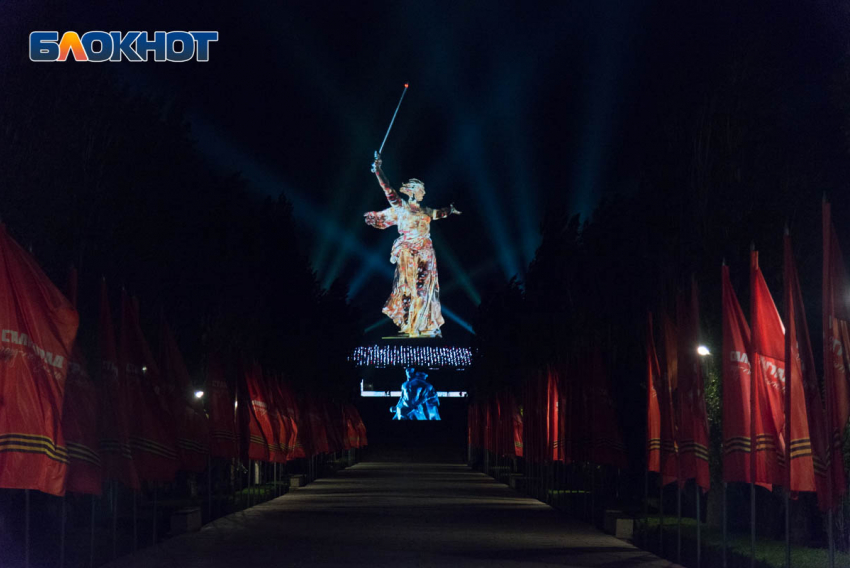 Фоторепортаж с прошедшей 8 мая в Волгограде инсталляции «Свет Великой Победы» 