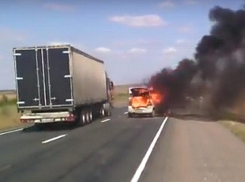 На видео попало страшное ДТП с пожаром и взрывом под Волгоградом