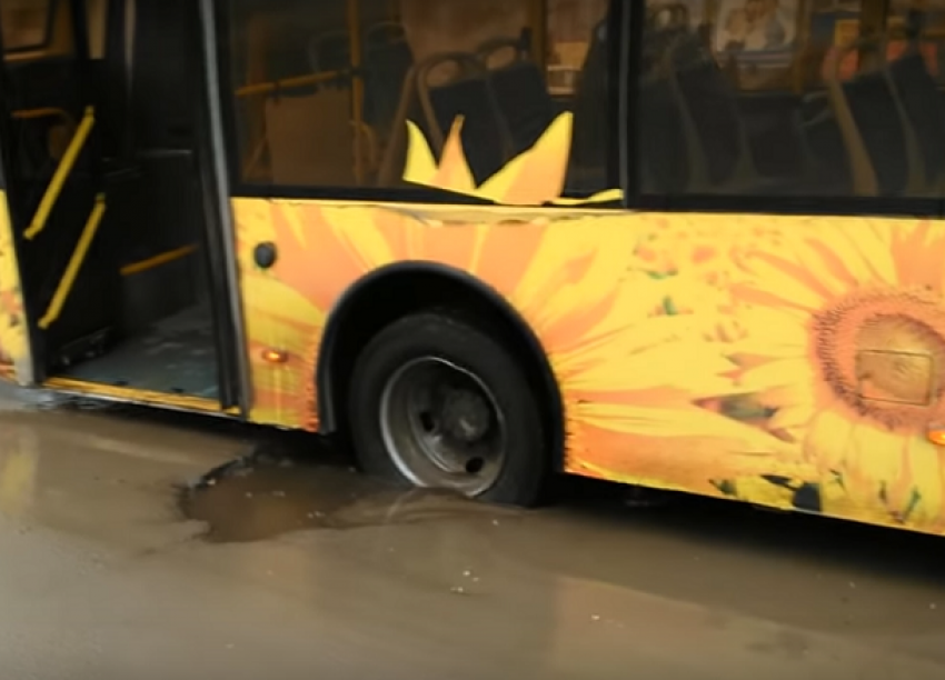 Жители Волгограда сняли на видео застрявший в дорожной яме пассажирский автобус