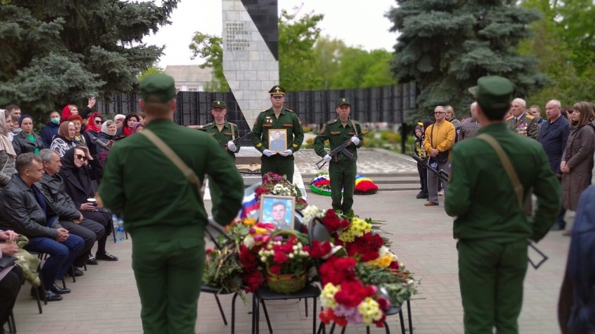В Волгоградской области простились с героически погибшим на Украине старшим лейтенантом Иваном Пономаревым