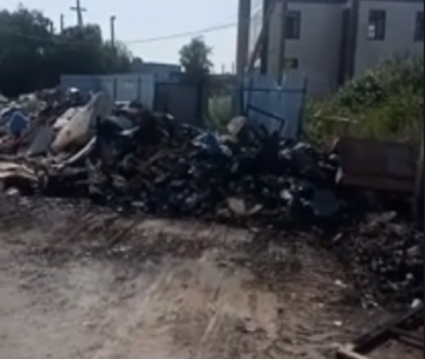 В Волгограде сгорела гигантская мусорная свалка возле газораспределительной станции: видео 