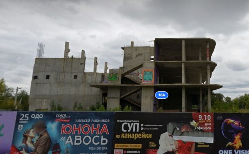Торгово-офисный центр на базе бывшей страшной заброшки пообещали через полгода запустить в Волгограде
