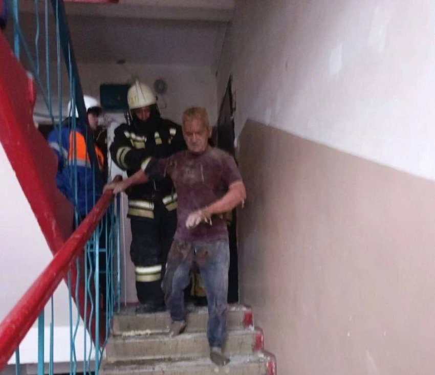 Мужчину вытащили из-под завалов после взрыва в Петров Вале