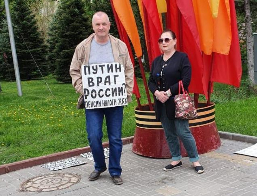 Очевидцы: в центре Волгограда одиночный пикетчик напал на прохожую с ребенком