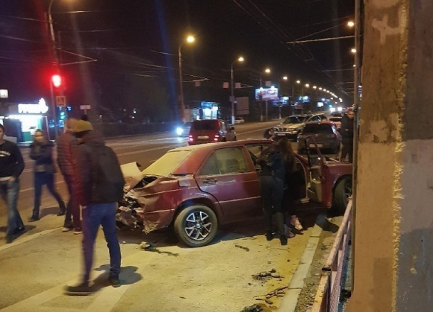 В центре Волгограда разбилась компания молодежи