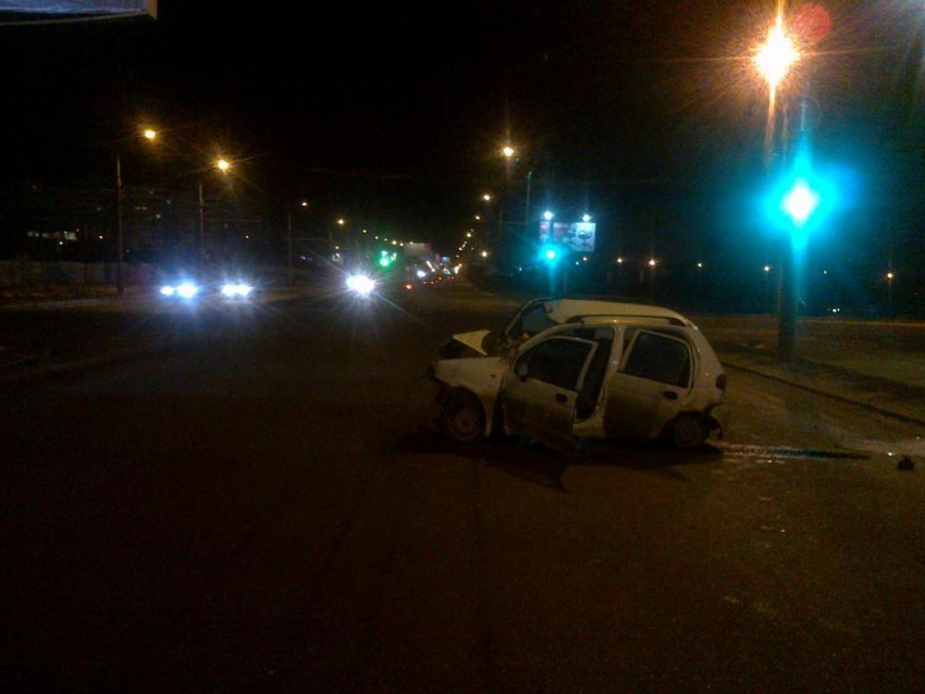 Волгоградка на Daewoo Matiz снесла рекламный щит