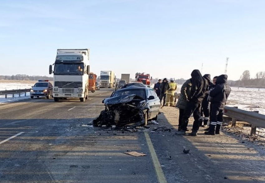 В Волгоградской области после ДТП с грузовиком от иномарки ничего не осталось: видео
