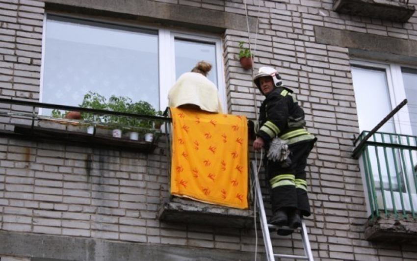 В Волгограде полуторогодовалый мальчик запер маму на балконе