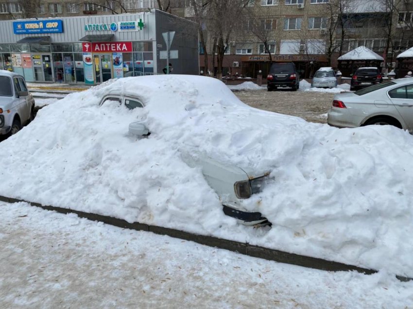 В Волгограде на  Двинской снегоуборщик засыпал припаркованные машины