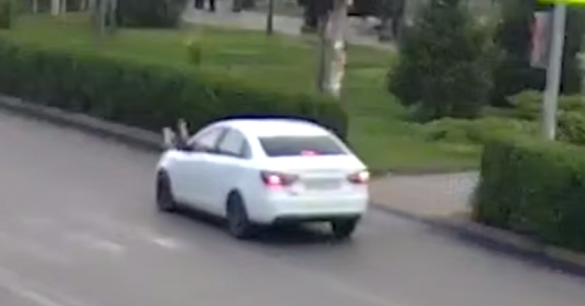 Пыталась проскочить на «зеленый» - видео наезда на школьницу под Волгоградом