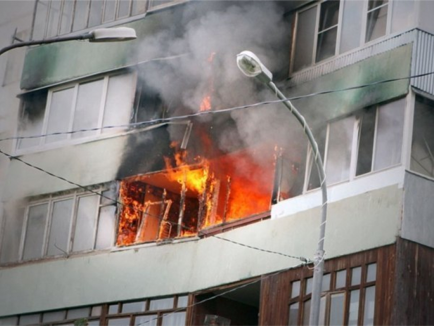 В центре Волгограда на пожаре едва не погиб человек