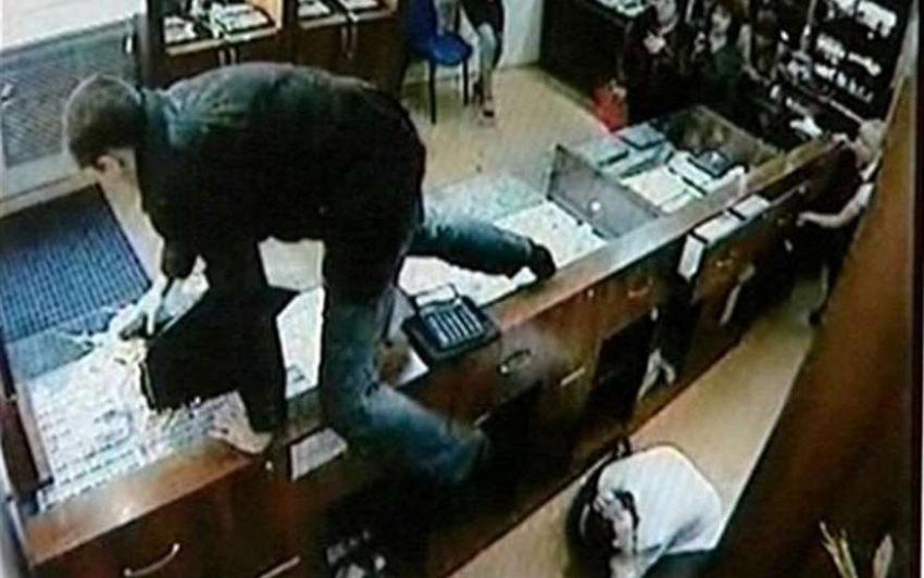 Разыскиваются очевидцы ограбления ювелирного магазина в Камышине на 7 млн рублей