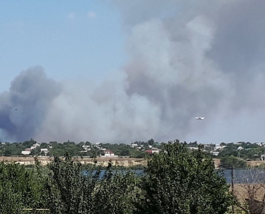 Самолеты МЧС тушат пожары в Дубовском районе под Волгоградом ﻿