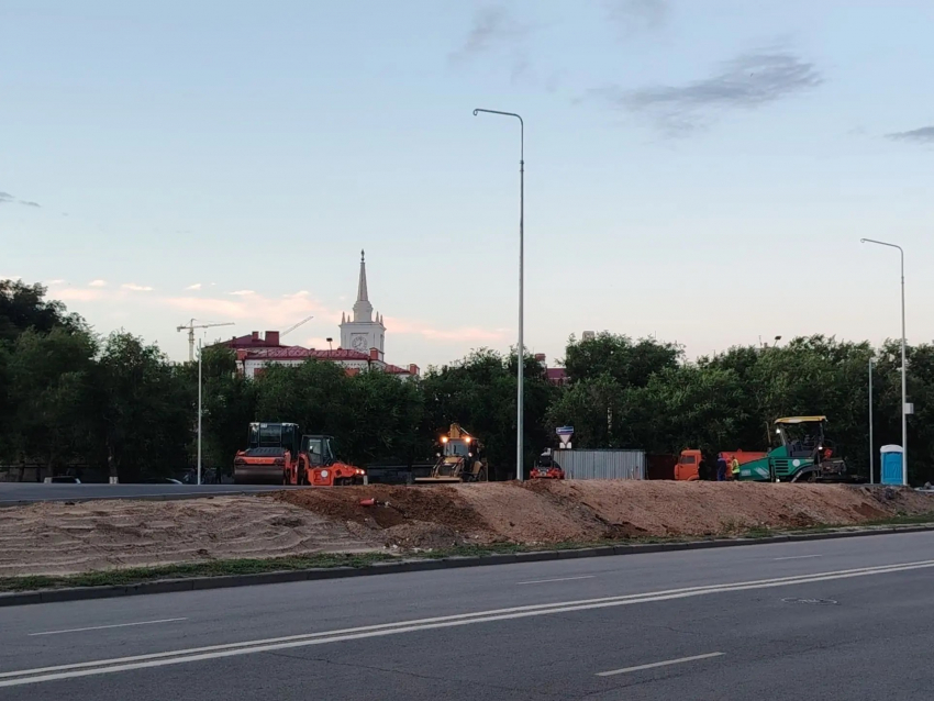 Пошли на рекорд скорости при стройке платной гранд-парковки в центре Волгограда