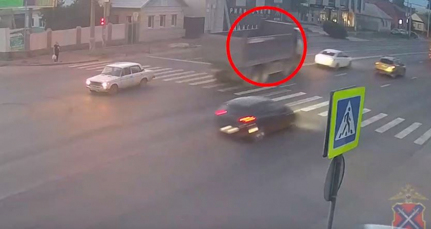 Дерзкий грузовик выехал на встречку в Волгограде: видео 