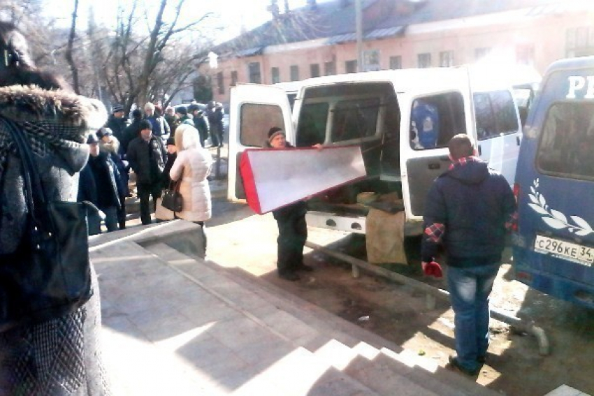 В Волжском похоронили зверски убитых 11-летнюю Диану Рубцову, ее отца и деда 