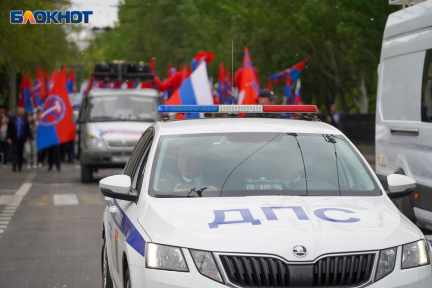 Волгоградец разъезжал на машине с дискредитирующим ВС РФ лозунгом