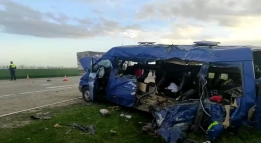 Опубликовано видео с места ДТП в Ставрополе, где погибли 5 детей из Волгограда, за жизнь 9 борются врачи