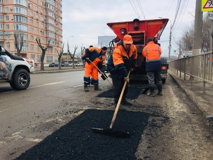 Мэрия Волгограда признала: недавно отремонтированные дороги разваливаются на глазах