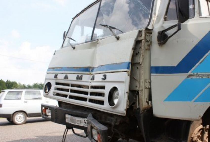 Под Волгоградом водитель «КамАЗа» погиб в аварии с «Мерседесом»