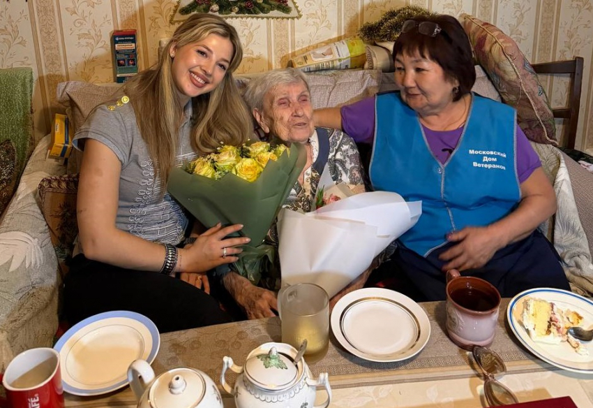 Охапки роз привезла блогер Аня Покров 101-летней ветерану ВОВ
