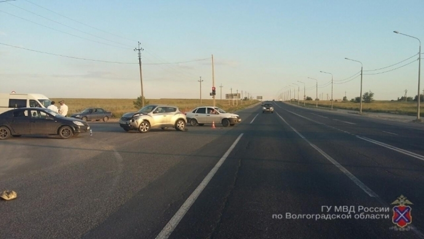 В Волгограде врач на иномарке устроила ДТП: пострадали двое детей