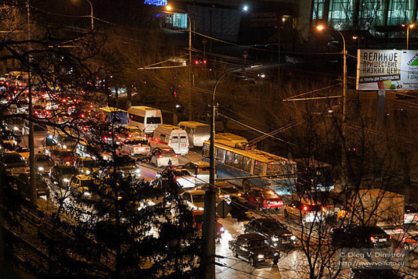 В Волгограде маршрутка при развороте на трамвайных путях врезалась в иномарку
