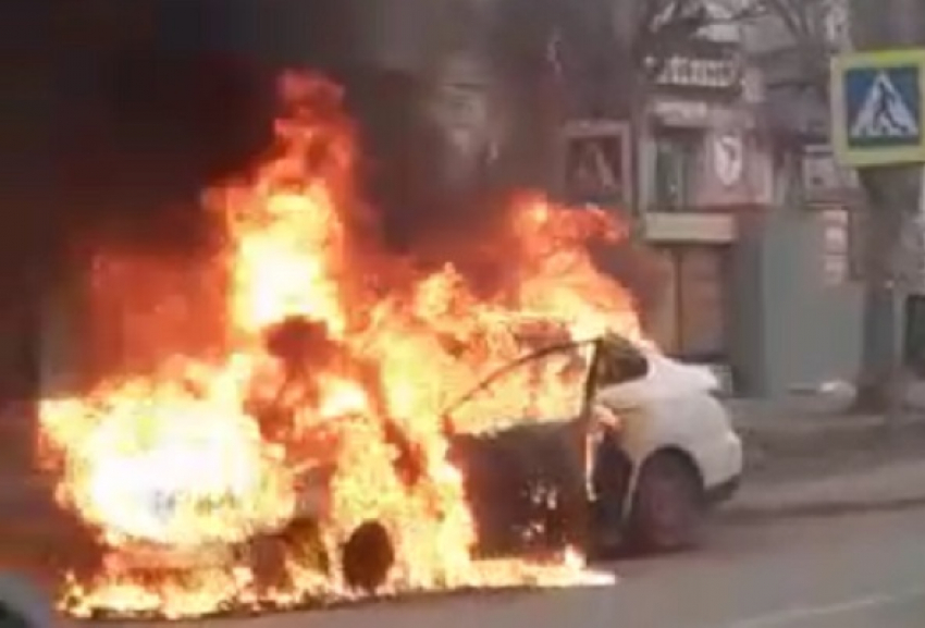 В центре Волгограда загорелась иномарка: фото и видео