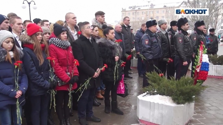 Память жертв теракта на железнодорожном вокзале почтили в Волгограде