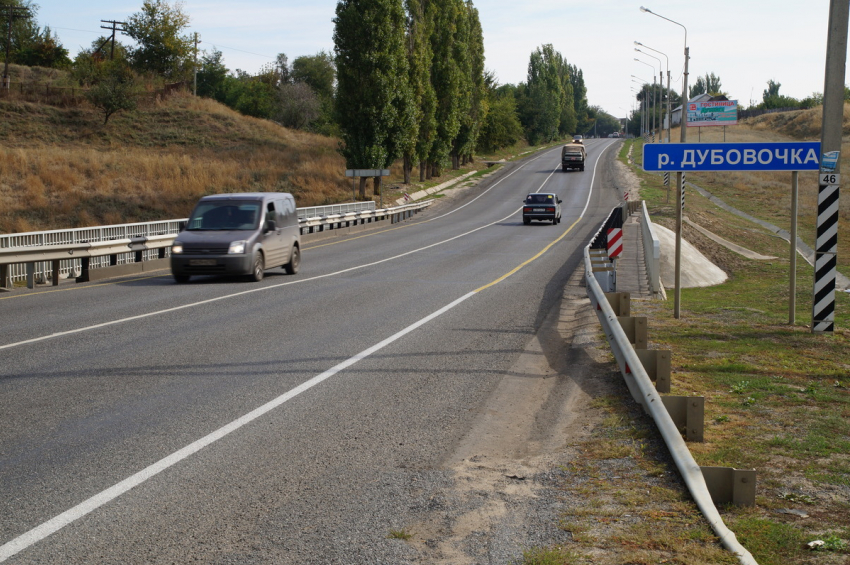 Тоннами бензина залило трассу под Волгоградом: жители побежали за канистрами 