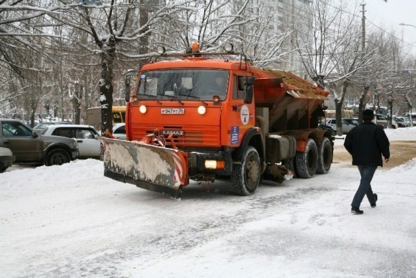 В Волгограде на улицы выгнали снегоуборочную технику