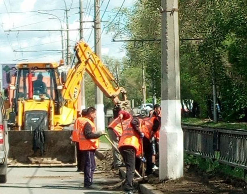 В Волгограде с проспекта Ленина убирают залежи песка с солью