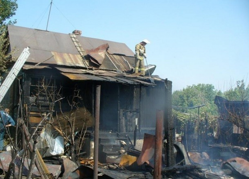 Летняя кухня с домом и Daewoo Matiz выгорели дотла в Волгоградской области