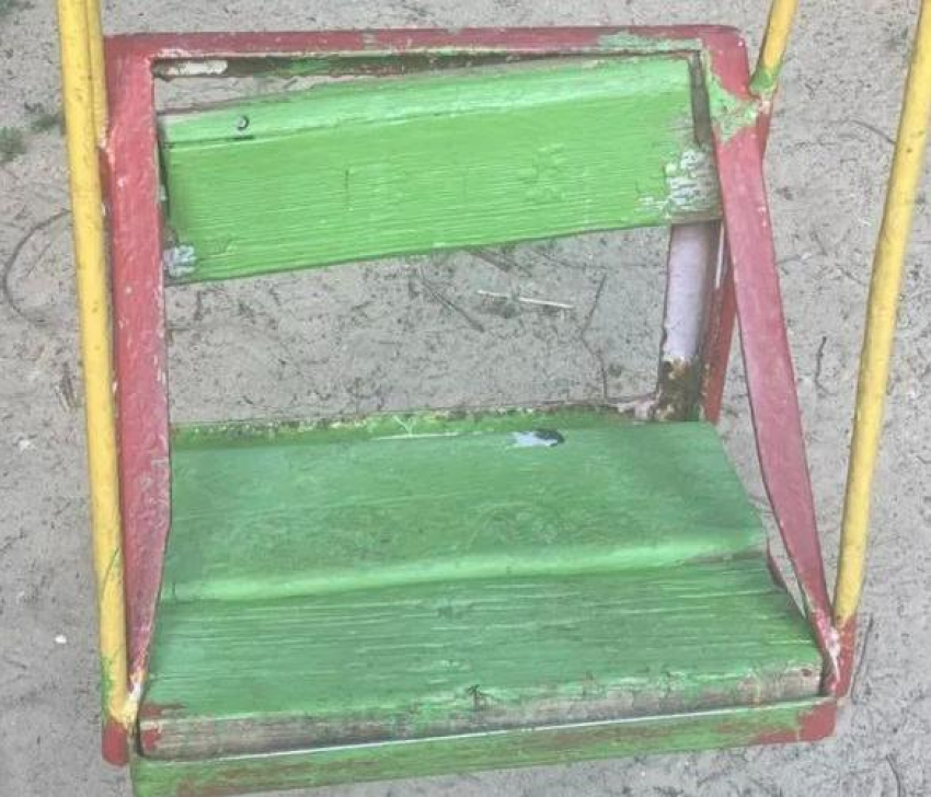 Опасные карусели и качели заменят на юге Волгограда: список дворов 