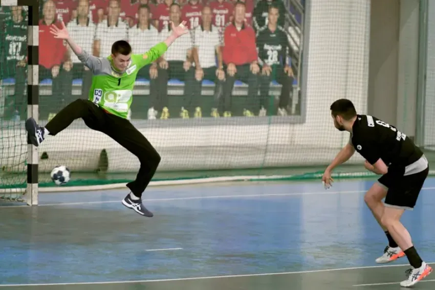 «Каустик» с поражения начал турнир за выживание