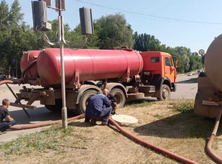 Спасение волгоградского города от фекалий продлили на вторые сутки