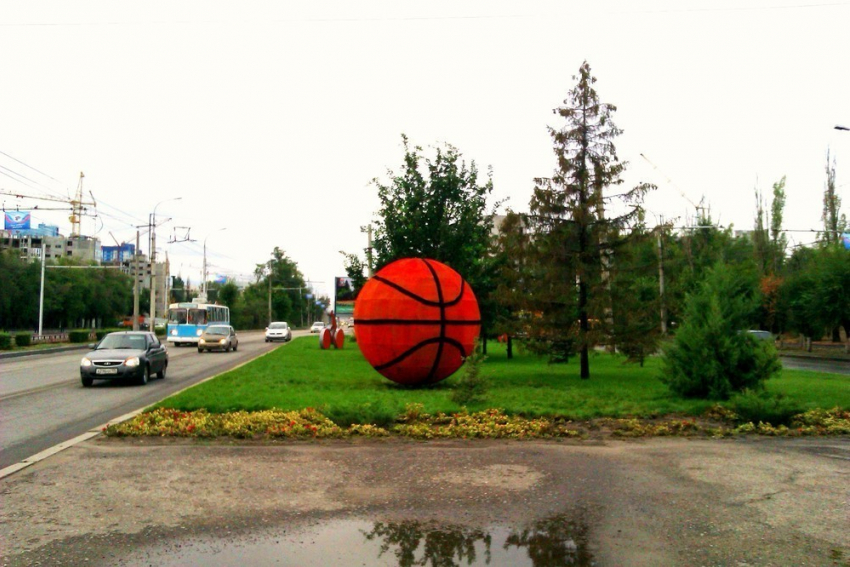 В центре Волгограда появился топиарный баскетбольный мяч
