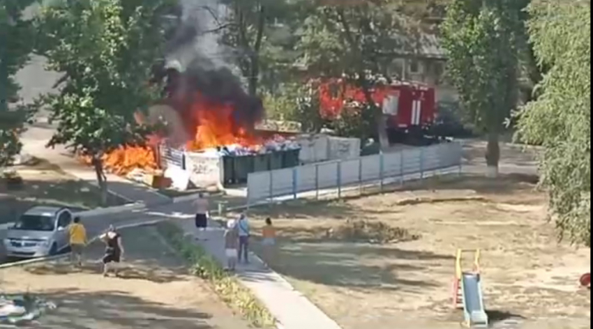 "Она горит и взрывается!": видео мусорного пожара в Волгограде