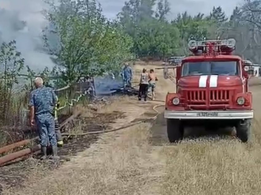 Остров Сарпинский горит в Волгограде 