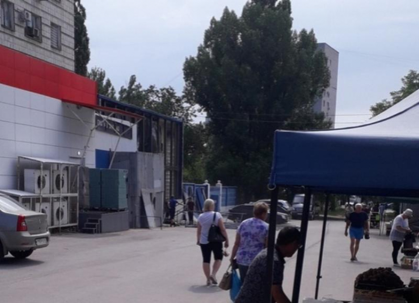 Рабочий получил множество переломов при замене окон в магазине в Волгограде