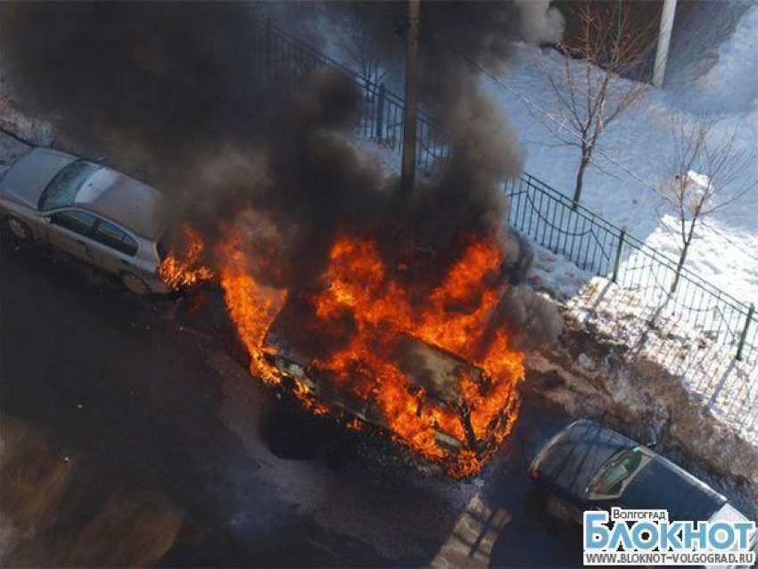 В Волгоградской области поджигают машины