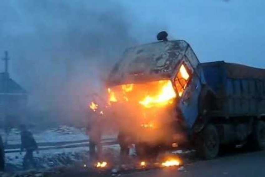 КамАЗ сгорел дотла в Волгоградской области 